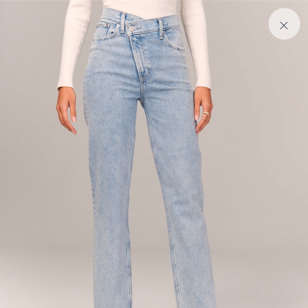 A & F Ultra High Rise 90s Straight Jean Asymmetrical waistband. Size 4